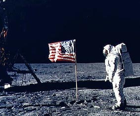Aldrin salue son drapeau (� gauche le module lunaire)